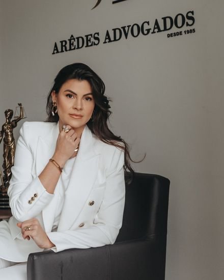 Dra. Tatiane Belmonte Arêdes na recepção do escritório